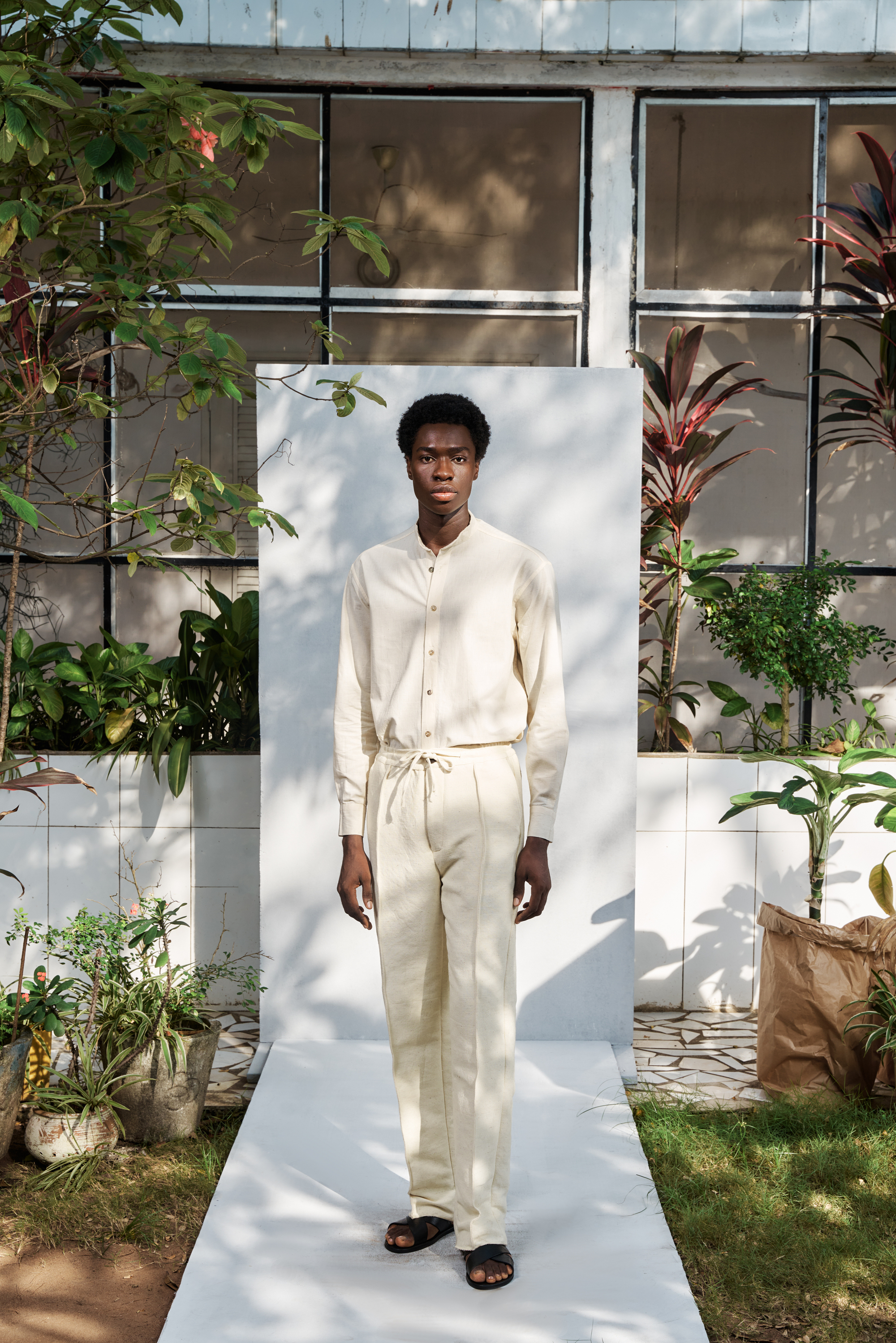 chemise beige coton benin col haut manche longues 