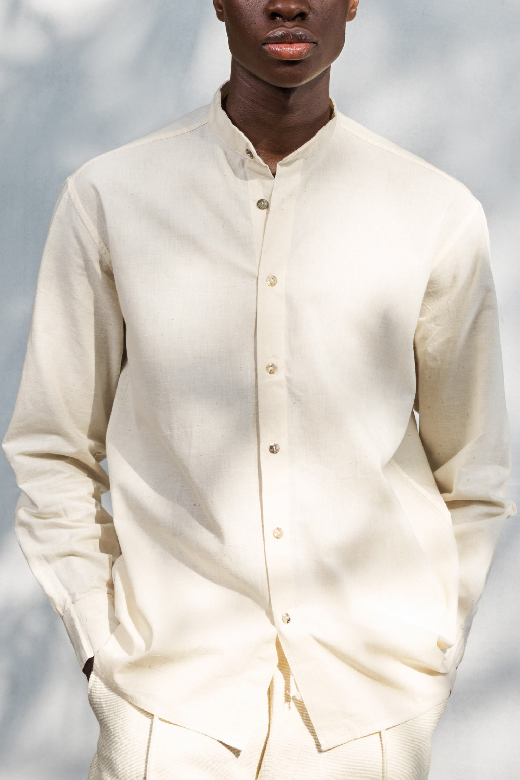 chemise beige coton benin col haut manche longues 